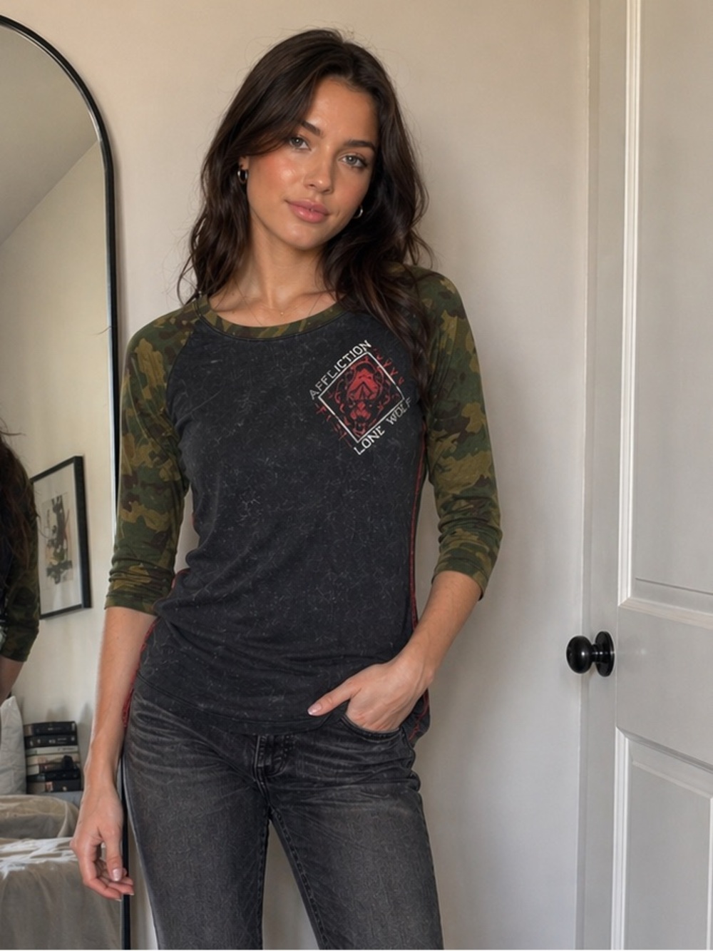Affliction Live Fast Lone Wolf Graphic T Camo Sleeve Raglan Size Small Y2K Edgy